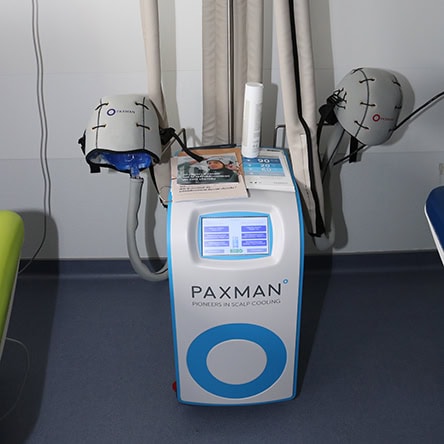 Le casque réfrigérant Paxman pour les patientes atteintes d’un cancer du sein Service Oncologie Centre Hospitalier de la Côte Basque