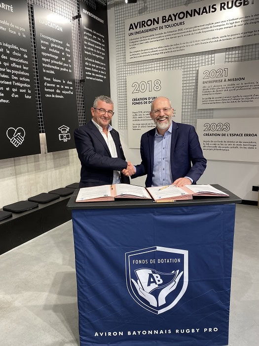 Signature de la convention 2024-2025 entre le Fonds de Dotation Aviron Bayonnais Rugby Pro et le Fonds de Dotation Santé Navarre Côte Basque