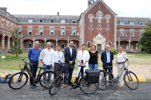 Mobilité douce : des vélos électriques pour l’équipe EMOA Psy du Centre Hospitalier de la Côte Basque grâce à un don de la Banque Populaire / CASDEN / ACEF