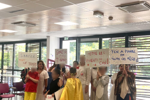 Représentation de théâtre par les enfants de l’Hôpital de Jour Arc-en-Ciel grâce à la Fondation Hetzi