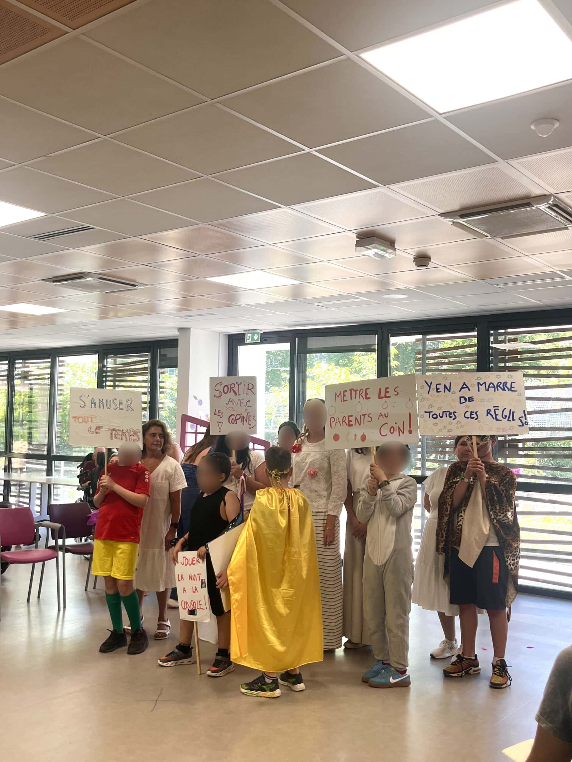 Représentation de théâtre par les enfants de l’Hôpital de Jour Arc-en-Ciel grâce à la Fondation Hetzi