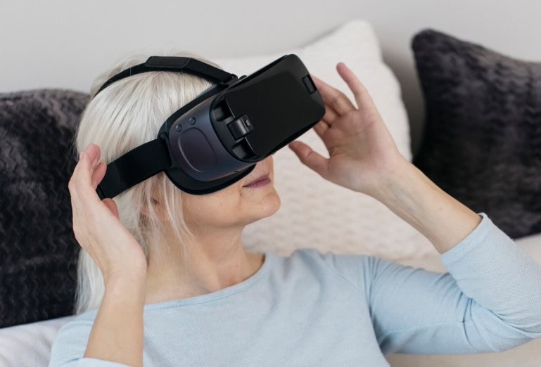 Une approche innovante au service du soin relationnel pour les patients en traitement de dialyse : le casque de RV en néphrologie-hémodialyse